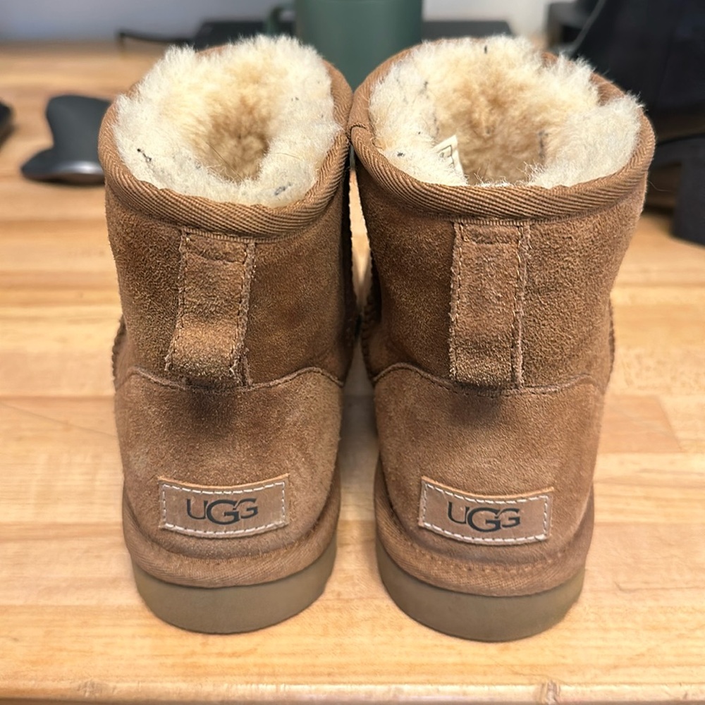 Worn twice new mini Ugg slippers brown color